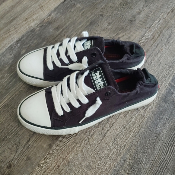 Levi's Shoes - Levis black sneakers